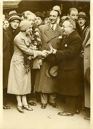 "Andrée et Pierre BRUNET J.O. d'HIVER 1932" Monsieur COULON remet à nos champions de patinage art...