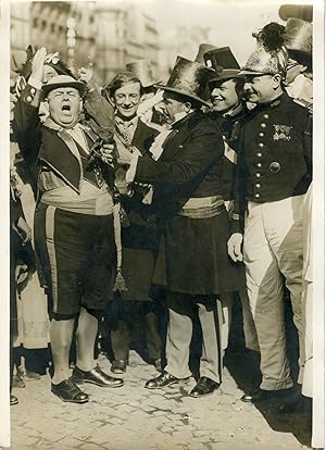 "RENCONTRE DES COMMUNES LIBRES DU VIEUX MONTMARTRE ET DE MARSEILLE 1931" Photo de presse original...