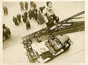 "TRANSBORDEUR DE SAUVETAGE DES POMPIERS DE BERLIN 1931" Photo de presse originale WIDE WORLD PHOT...