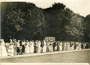 "Fête d'élégance - Défilé des mannequins (Polo de Bagatelle 1931)" Photo de presse originale par ...