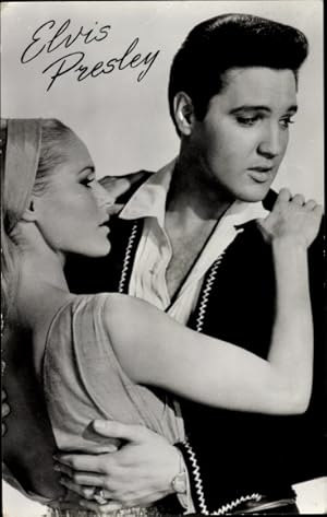 Ansichtskarte / Postkarte Schauspieler und Sänger Elvis Presley, Portrait mit einer Frau