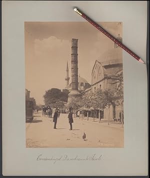 Fotografie M. Iranian, Ansicht Constantinopel - Konstantinopel, Verbrannte Säule, Strassenzug mit...