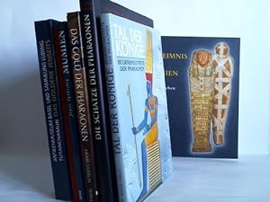 Sammlung von 8 verschiedenen Bänden über Grabkammern der Pharaonen und Mumien
