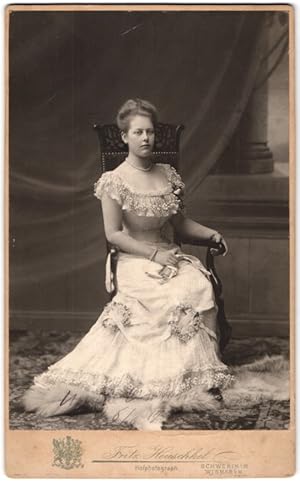 Fotografie Fritz Heuschkel, Schwerin, Portrait Marie Antoinette zu Mecklenburg-Schwerin mit Autog...