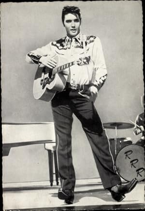 Ansichtskarte / Postkarte Schauspieler und Sänger Elvis Presley, Portrait mit Gitarre