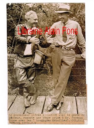 Governor Alfred Mossman Landon fisherman. Le Gouverneur Alfred Mossman Landon avec le geste du pê...