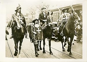 "Mr James CASSEL en tournée électorale escorté de mousquetaires à CAMBERWELL en 1931" Photo de pr...