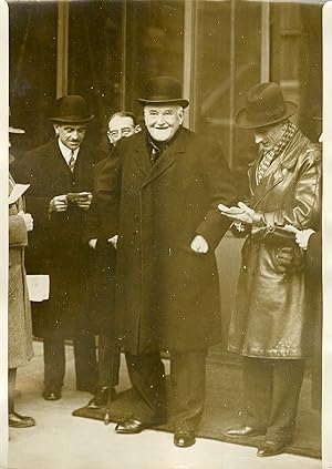 "Mr LANIEL interviewé par les journalistes à sa sortie de l'Elysée 1932" Photo de presse original...