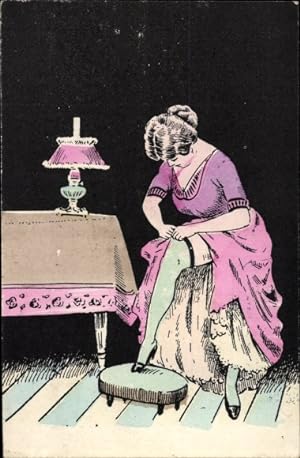 Ansichtskarte / Postkarte Frau zieht sich an, Strumpf, Tischlampe