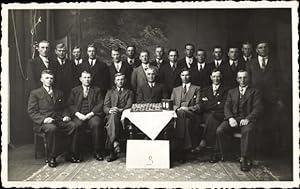 Foto Ansichtskarte / Postkarte Männer in Anzügen, Gruppenbild, Spieltisch mit Damespiel, Schachuhr