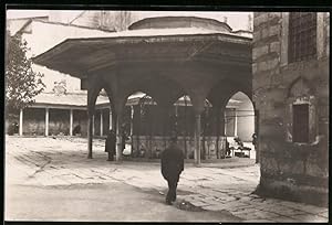 Fotografie unbekannter Fotograf, Ansicht Konstantinopel, Türken waschen sich vor dem Betreten ein...