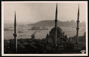 Fotografie unbekannter Fotograf, Ansicht Konstantinopel, Frachtschiffe am Bospors, Moschee mit Mi...