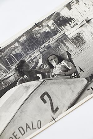 Photographie originale représentant Edith Piaf et Alice Rim sur un pédalo dans le port de Cassis ...