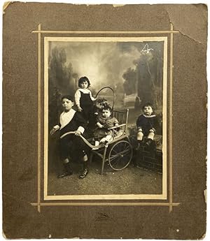 [LOVELY STUDIO MISE-EN-SCENE] Four children in a great mise-en-scene of Resne Photography Studio.