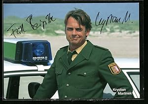 Ansichtskarte Schauspieler Krystian Martinek als Polizist in Tod auf Amrum, mit original Autograph