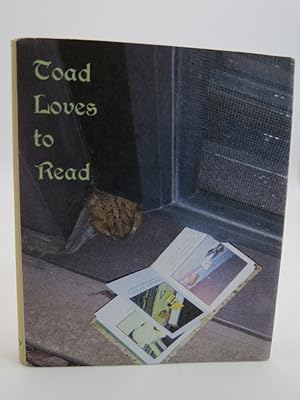 TOAD LOVES TO READ (MINIATURE BOOK)