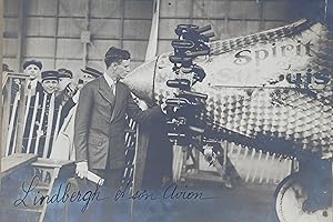 Photographie représentant Charles Lindbergh devant le Spirit of Saint Louis