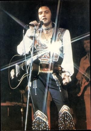 Ansichtskarte / Postkarte Sänger und Schauspieler Elvis Presley, Portrait mit Gitarre