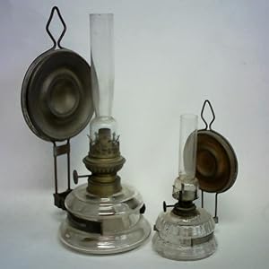 2 Öllampen mit Glaskörper und Glaseinsatz sowie Metallhalterung und Metallspiegel, zum an die Wan...