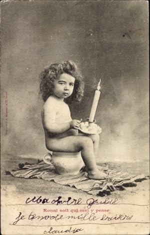 Ansichtskarte / Postkarte Kleinkind mit Kerze auf dem Nachttopf