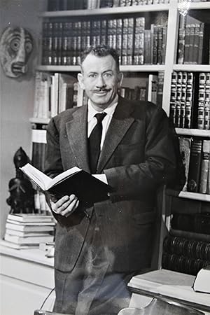 [PHOTOGRAPHIE] Portrait photographique de John Steinbeck pris sur le tournage du film "O. Henry's...