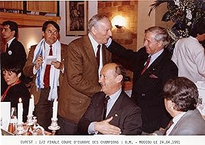 "Yves MONTAND, Lucien WEYGAND, Michel HIDALGO (Bernard PIVOT de dos)" Photo de presse originale p...