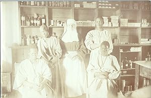 Ethiopie, Harar, soeur infirmière et femmes lépreuses à la léproserie St-Antoine