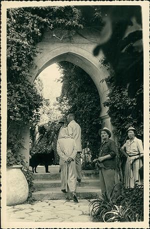 Maroc, Tanger, Visiteurs dans un jardin, ca.1950, Vintage silver print