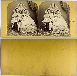 Femmes jouant à la mariée, Vintage albumen print, ca.1860, stéréo