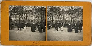 France, Paris, Enfants jouant dans un parc, Vintage silver print, ca.1900, Stéréo