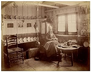 Nederland, Marken, vrouw in de keuken, interieur van het huis