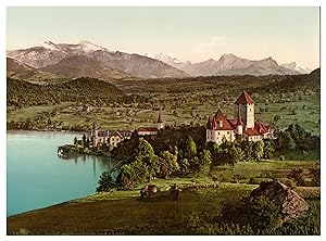 Schweiz, Berner Oberland, Thunersee, Spiez, Schloss mit den Alpen