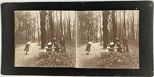 Fillettes jouant sur un sentier de forêt, Vintage print, ca.1890, Stéréo