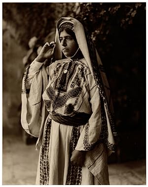 A Ramallah woman in Thobe and Sfadeh