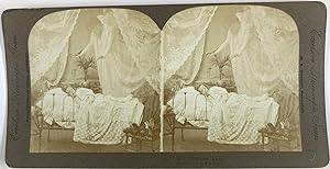 Jeune femme dans son lit et son ange gardien, Vintage print, ca.1900, Stéréo