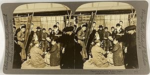 Japon, Tokyo, Pause déjeuner des garçons vendeurs de journaux, Vintage silver print, ca.1900, Stéréo