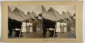Mexique, Santa Lucrecia, Mexicains et Européen devant des Huttes, vintage stereo print, 1906