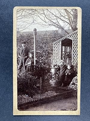 France, Portrait d'une famille dans un jardin, vintage CDV albumen print