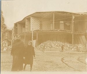 Chili, Valparaiso, Tremblement de Terre de 1906, Mère et Fille devant un Immeuble Détruit, vintag...