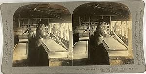 Japon, Homme fabriquant du papier, Vintage print, ca.1900, Stéréo