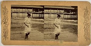 Royaume-Uni, Coney Island, Femme aux pieds dans l'eau, Vintage print,circa 1900, Stéréo