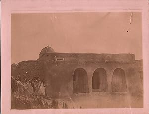 Maghreb, Hommes près d'un bâtiment, Vintage citrate print, ca.1900