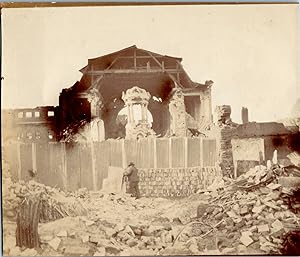 Chili, Valparaiso, Tremblement de Terre de 1906, Homme devant une Eglise Détruite, vintage citrat...