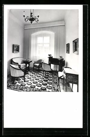Ansichtskarte Gutenstein-Miesenbach, Biedermeier-Ausstellung, Salon mit Sitzmöbeln