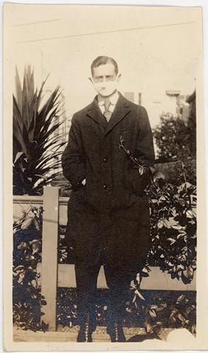 MAN WEARING FACE MASK c. 1918 PHOTO SPANISH FLU PANDEMIC