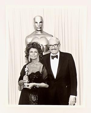 ORIGINAL PHOTOGRAPH: SOPHIA LOREN & GREGORY PECK WITH HER OSCAR AT 63rd ACADEMY AWARDS. 1991