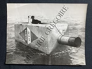 PHOTOGRAPHIE-UNE BOUTEILLE DANS LA MANCHE-ROBERT PLATTEN-GIN GILBEY'S-1965