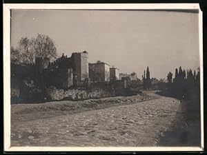 Fotografie unbekannter Fotograf, Ansicht Konstantinopel, Strasse neben einer Festung