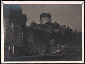 Fotografie unbekannter Fotograf, Ansicht Konstantinopel, Festungsanlage mit Wehrturm