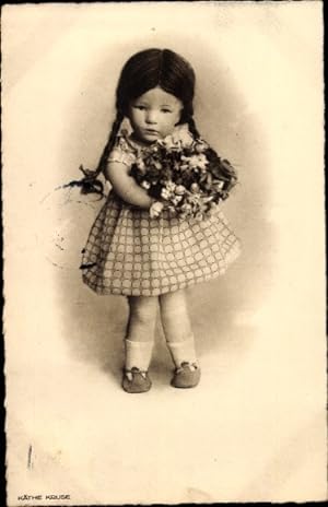 Ansichtskarte / Postkarte Käthe Kruse Puppe, Puppenmädchen mit Blumenstrauß